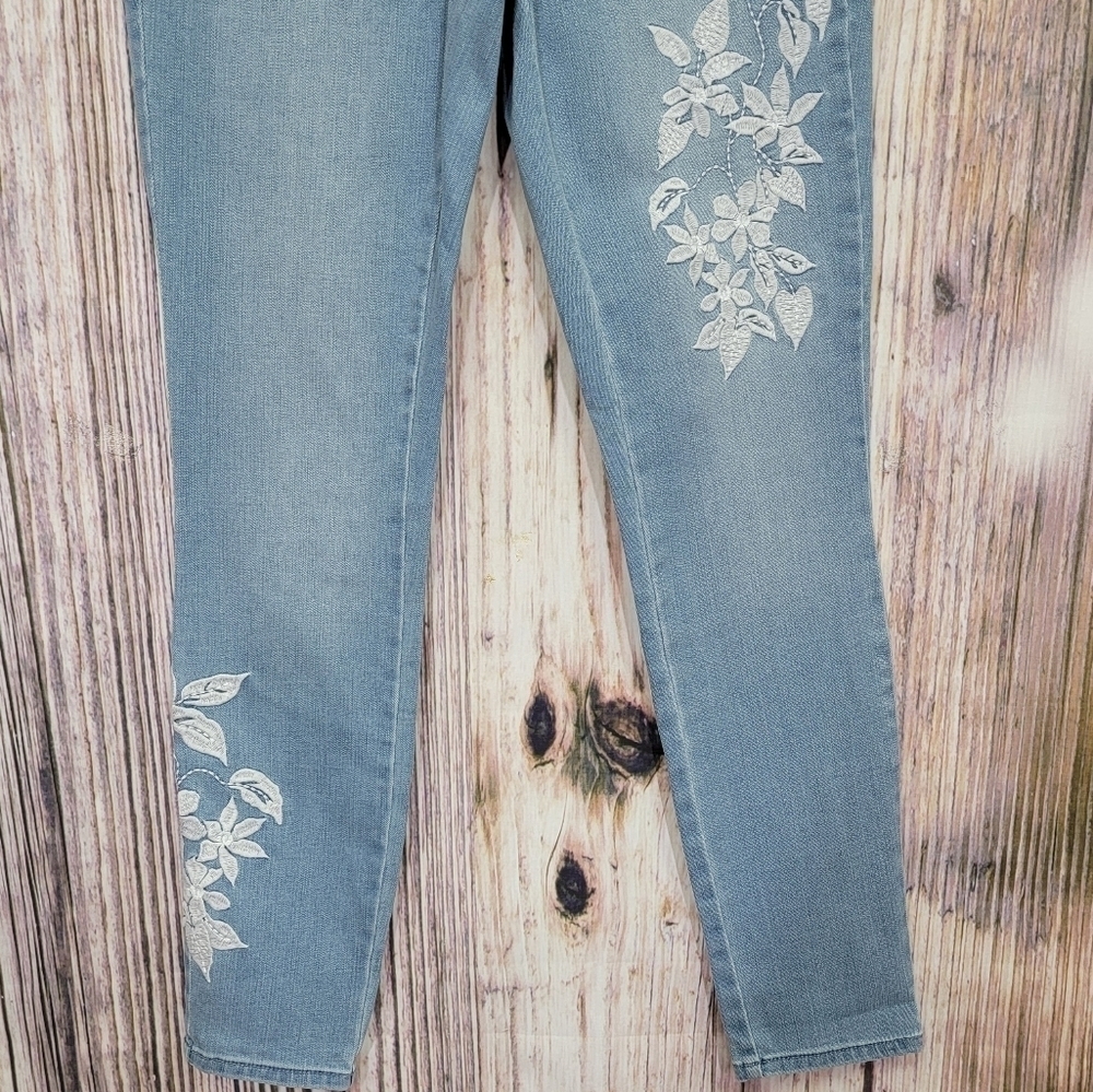 𝅺Martha Stewart Embroidered 5-Pocket Ankle Jeans - Picture 4 of 14